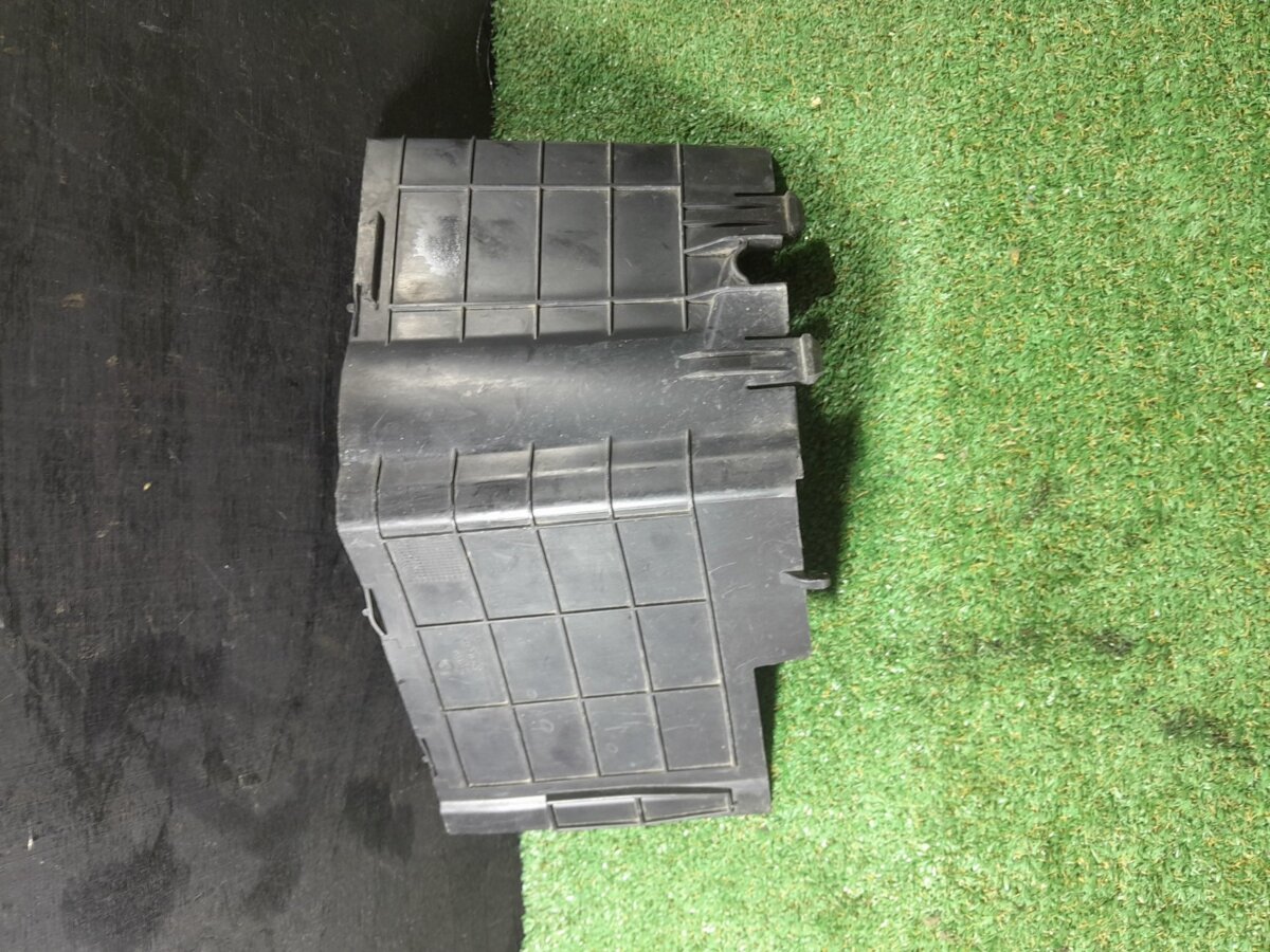 Кожук акб Volkswagen Touran I (2003-2010) 1K0915335B