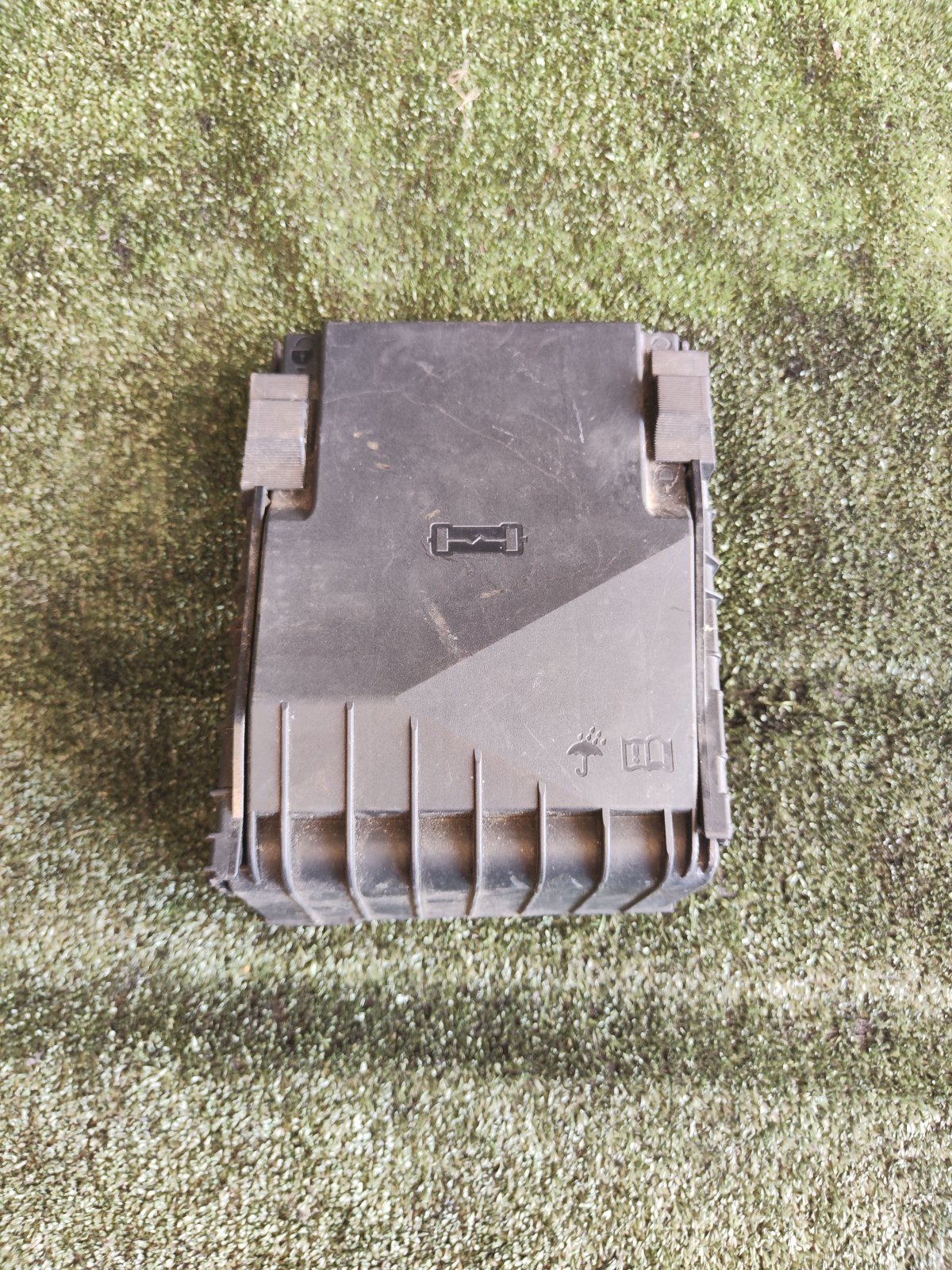 Кришка блока запобiжникiв Volkswagen Touran I (2003-2010) 1K0937132F