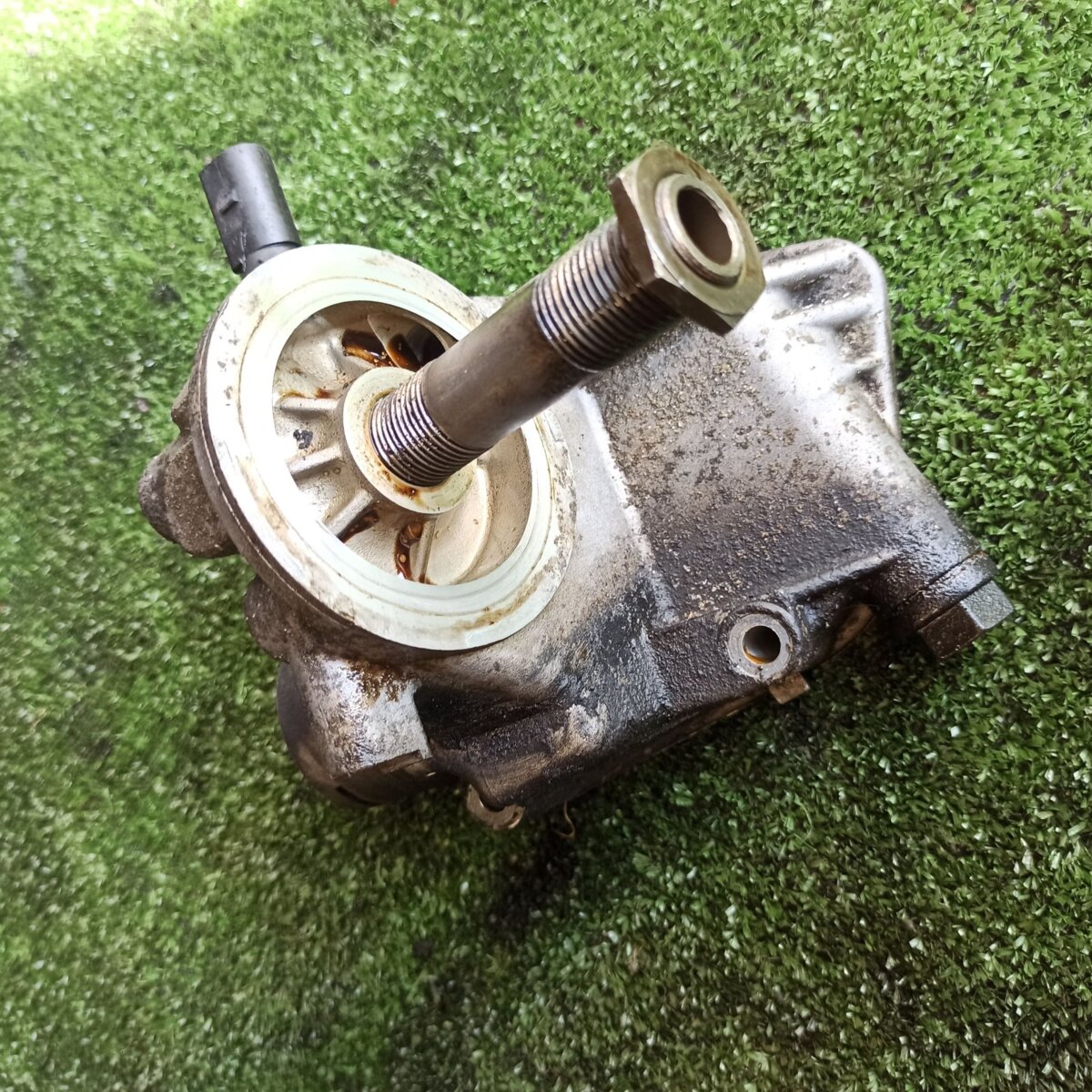 Кронштейн масляного фільтра Volkswagen Touran I (2003-2010) 06A115417