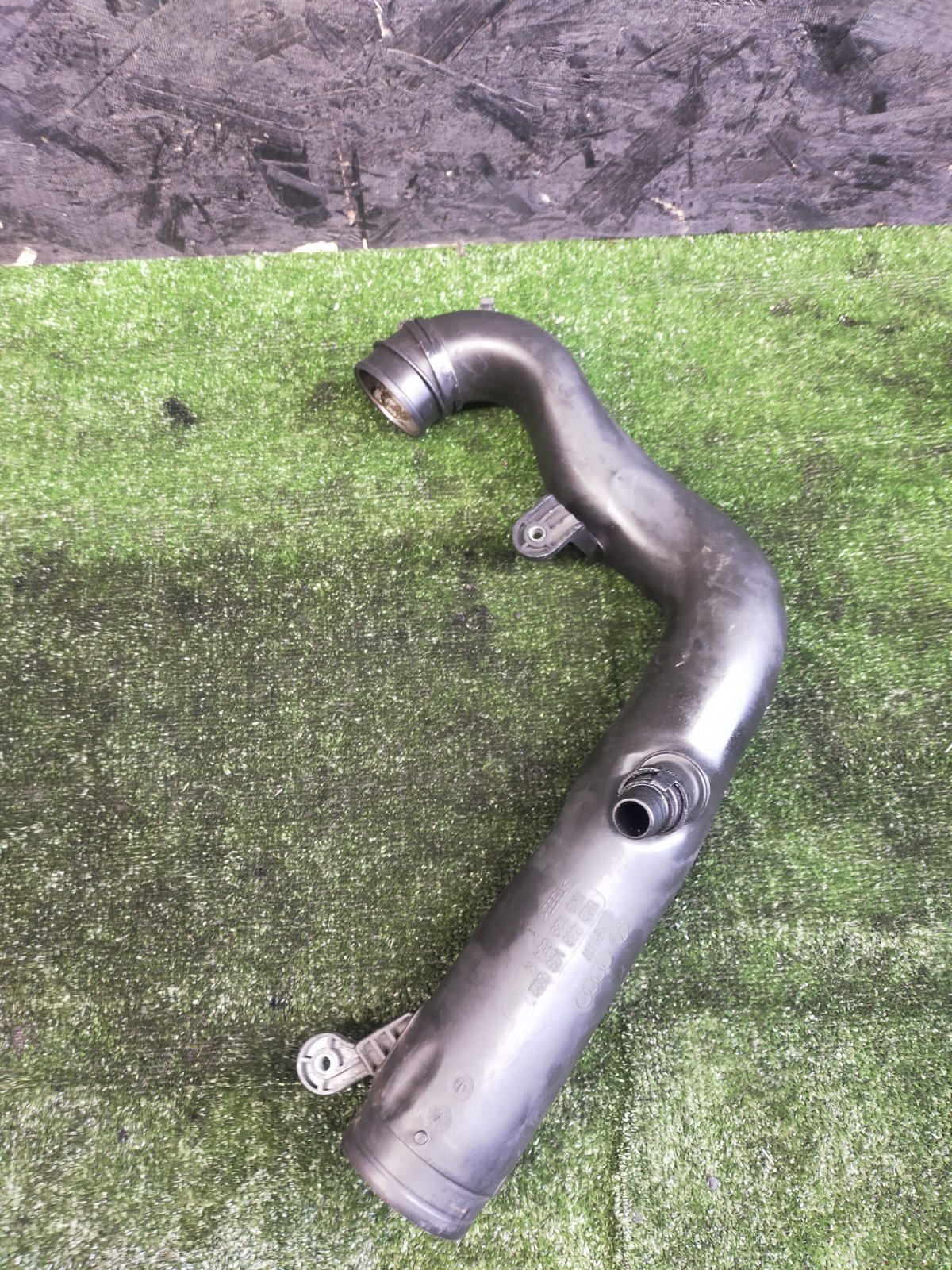 Патрубок інтеркулера Volkswagen Touran I (2003-2010) 1K0129654K