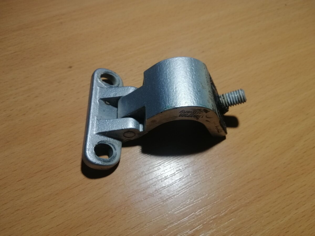 Петля кришки багажника Volkswagen Touran I (2003-2010) 1J9827301