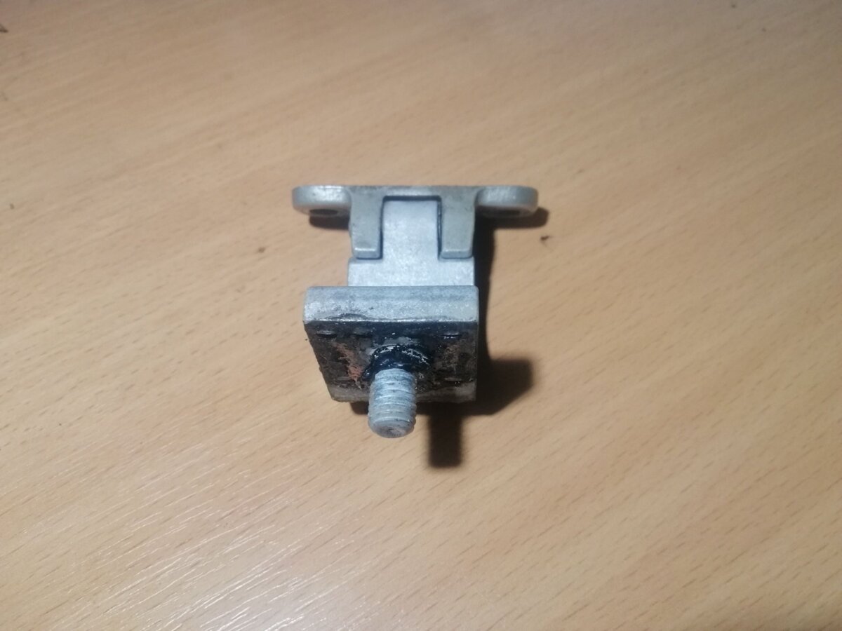 Петля кришки багажника Volkswagen Touran I (2003-2010) 1J9827301