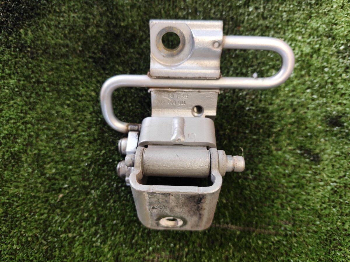 Петля лівої задньої двері Volkswagen Touran I (2003-2010) 1T0833411A