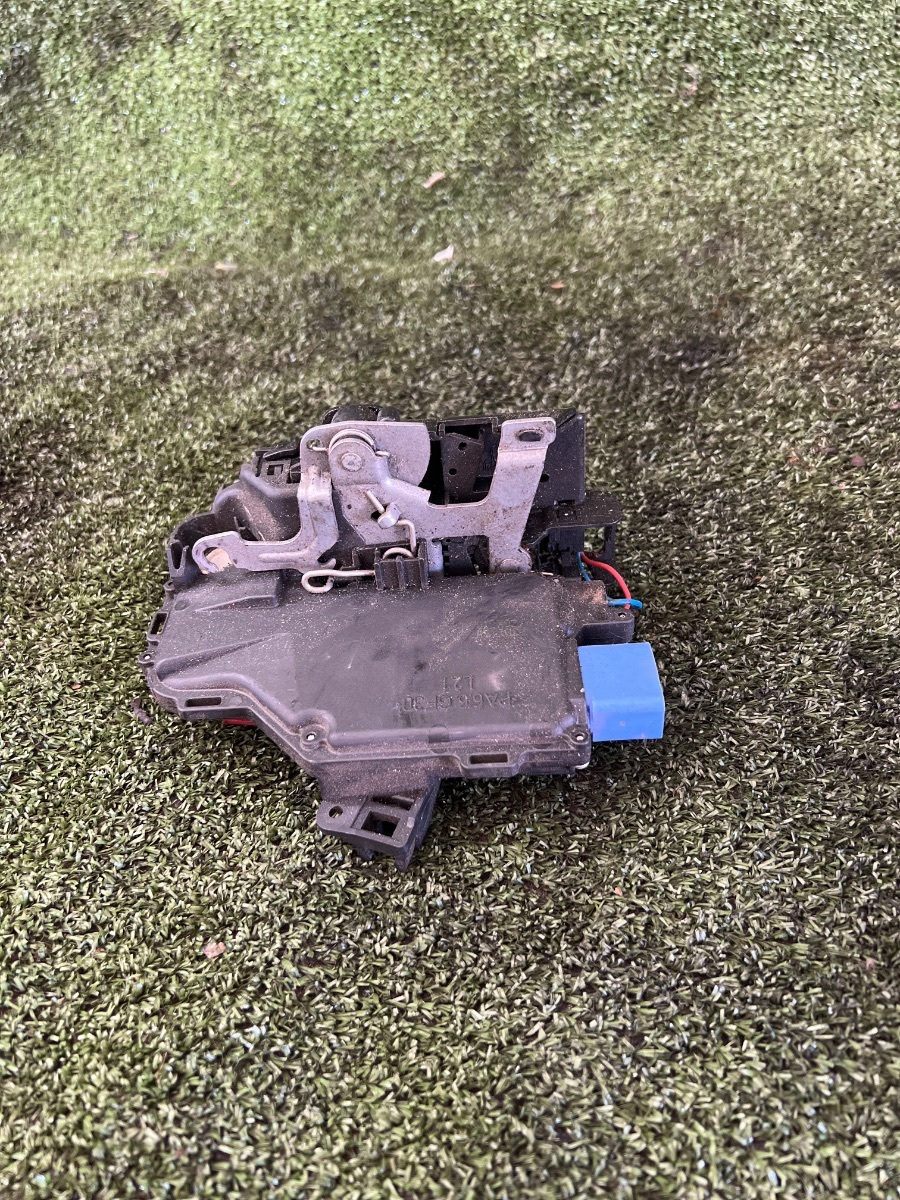 Замок передньої лівої двері дефект кріплення Volkswagen Touran I (2003-2010) 3D1837015