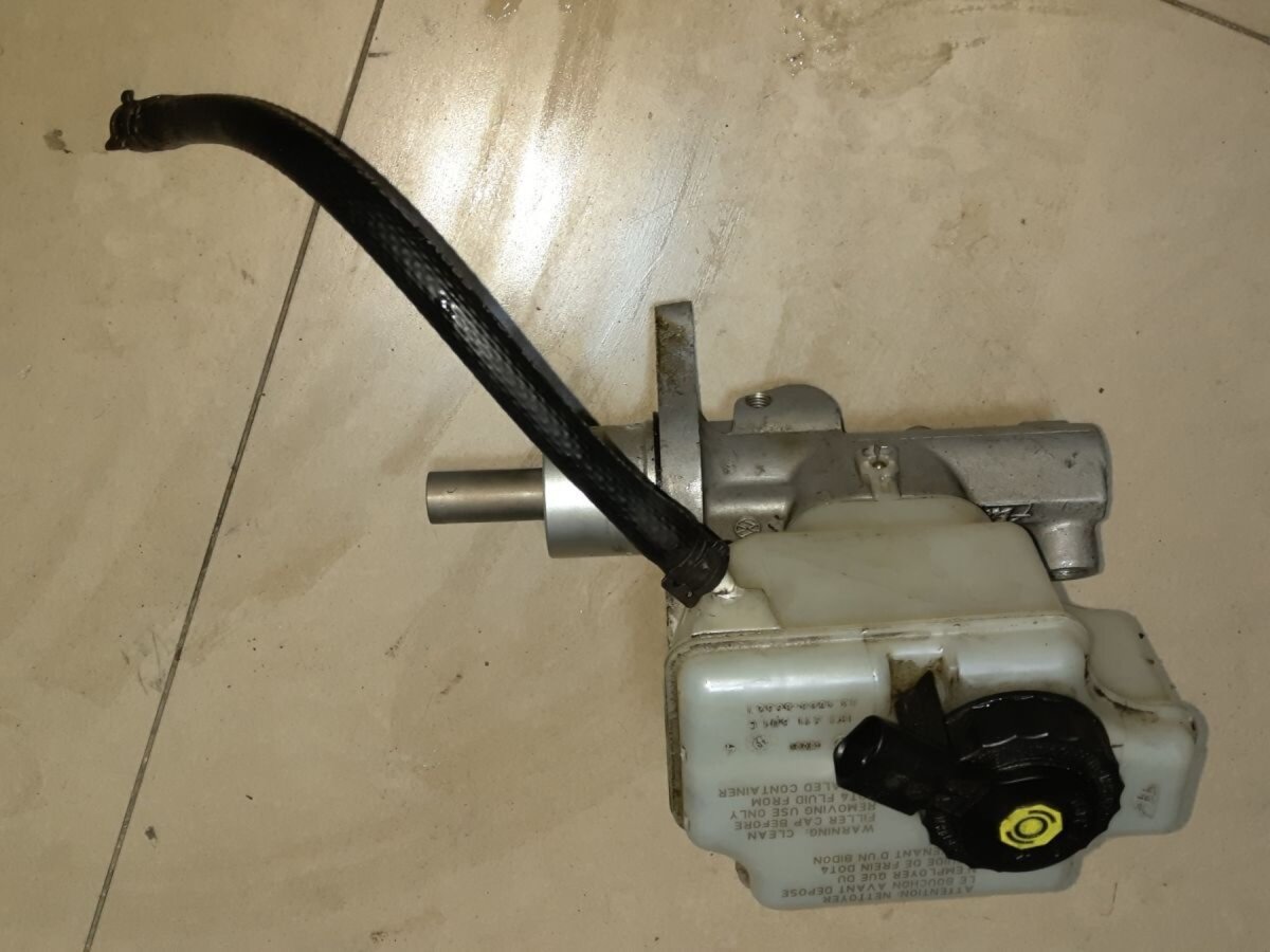 Головний гальмівний циліндр Volkswagen Touran I Рестайл (2010-2015) 1K1611301C