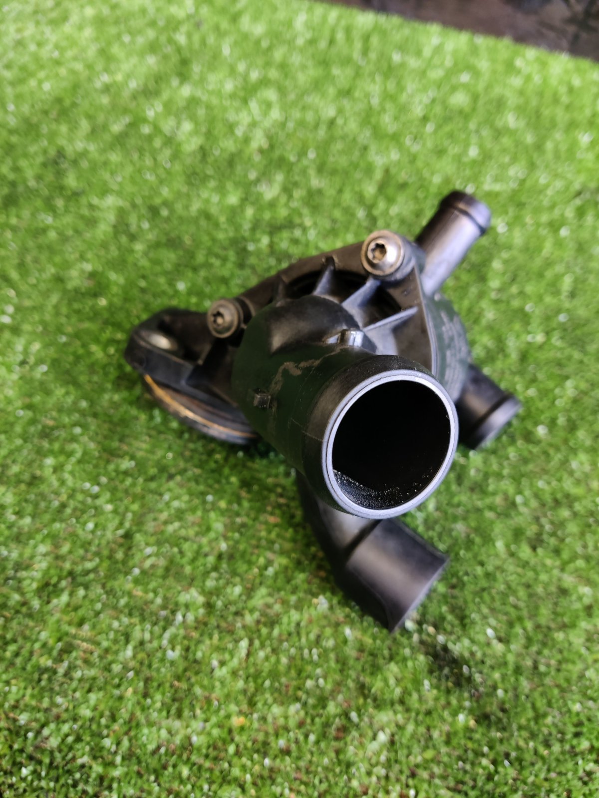 кожух термостата; корпус термостата в зборі; термостат в зборі; корпус термостата Volkswagen Touran I Рестайл (2010-2015) 03L121111R