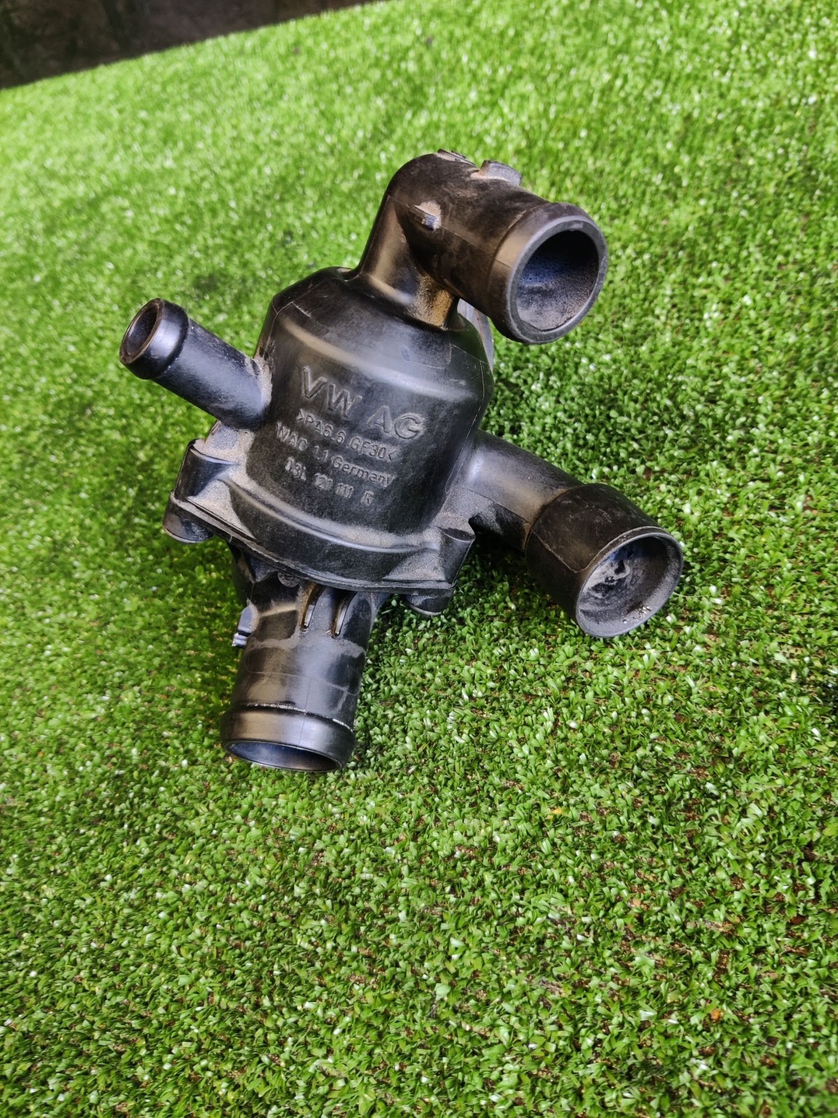 кожух термостата; корпус термостата в зборі; термостат в зборі; корпус термостата Volkswagen Touran I Рестайл (2010-2015) 03L121111R