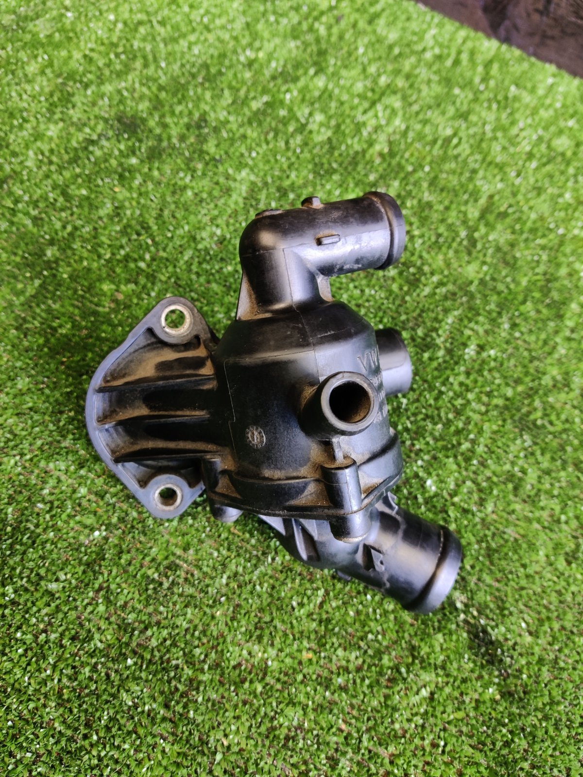 кожух термостата; корпус термостата в зборі; термостат в зборі; корпус термостата Volkswagen Touran I Рестайл (2010-2015) 03L121111R