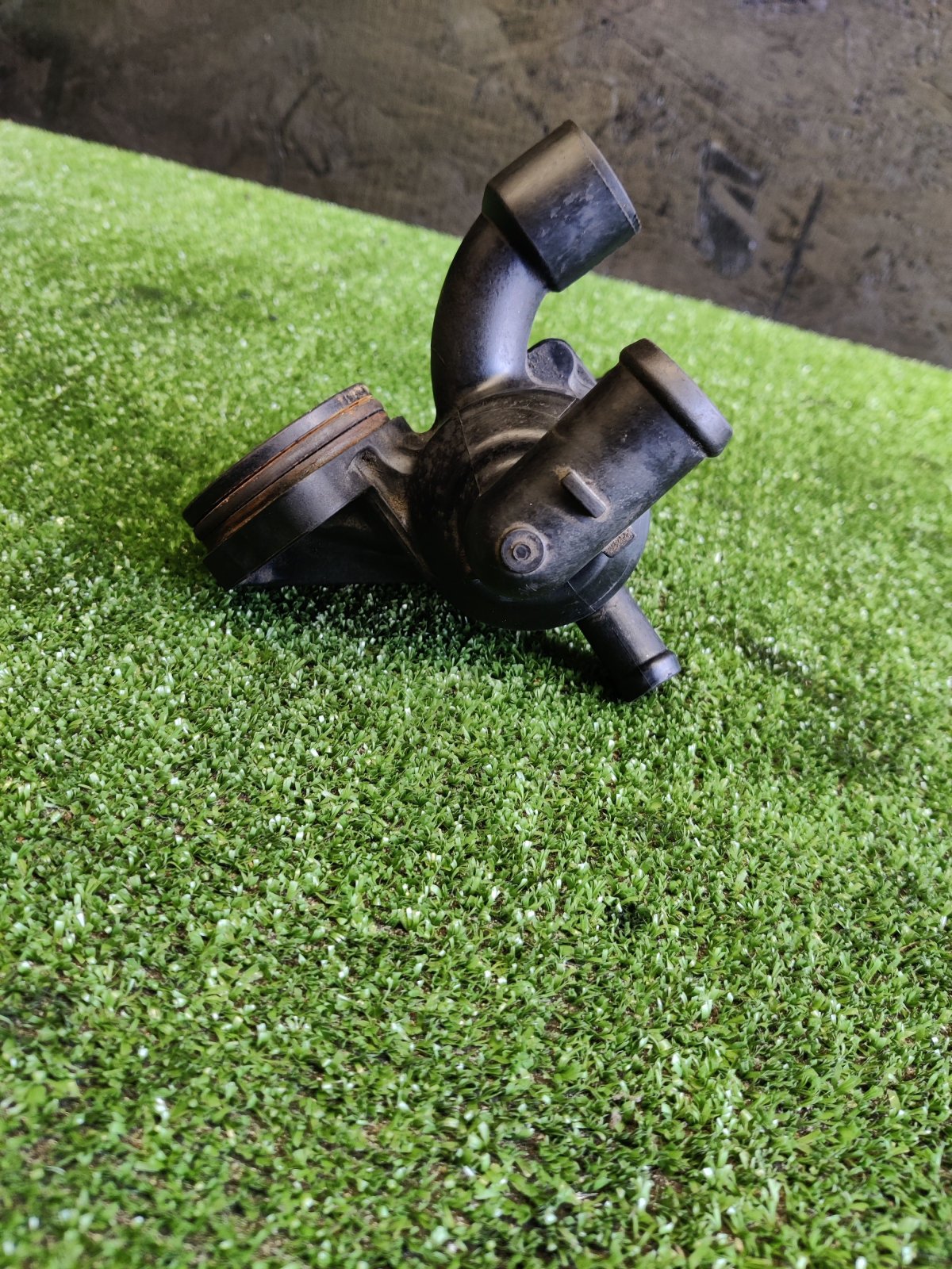 кожух термостата; корпус термостата в зборі; термостат в зборі; корпус термостата Volkswagen Touran I Рестайл (2010-2015) 03L121111R