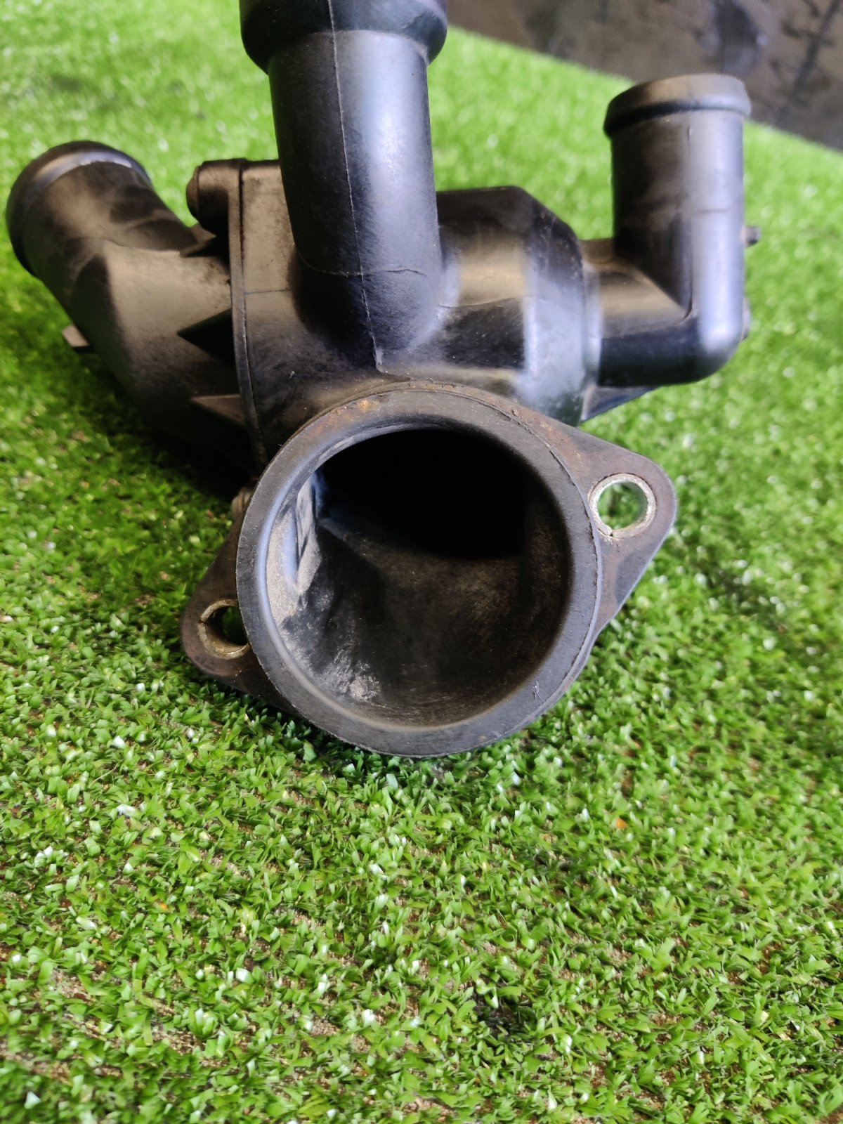 кожух термостата; корпус термостата в зборі; термостат в зборі; корпус термостата Volkswagen Touran I Рестайл (2010-2015) 03L121111R