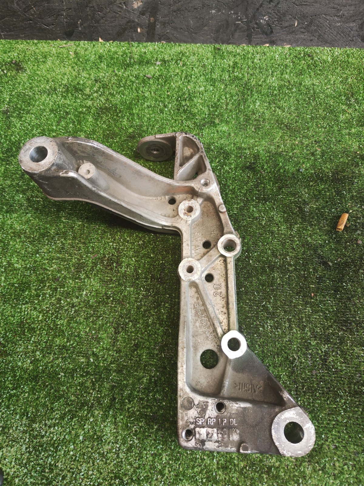 Кронштейн передньої балки лівий Volkswagen Touran I Рестайл (2010-2015) 1K0199295E