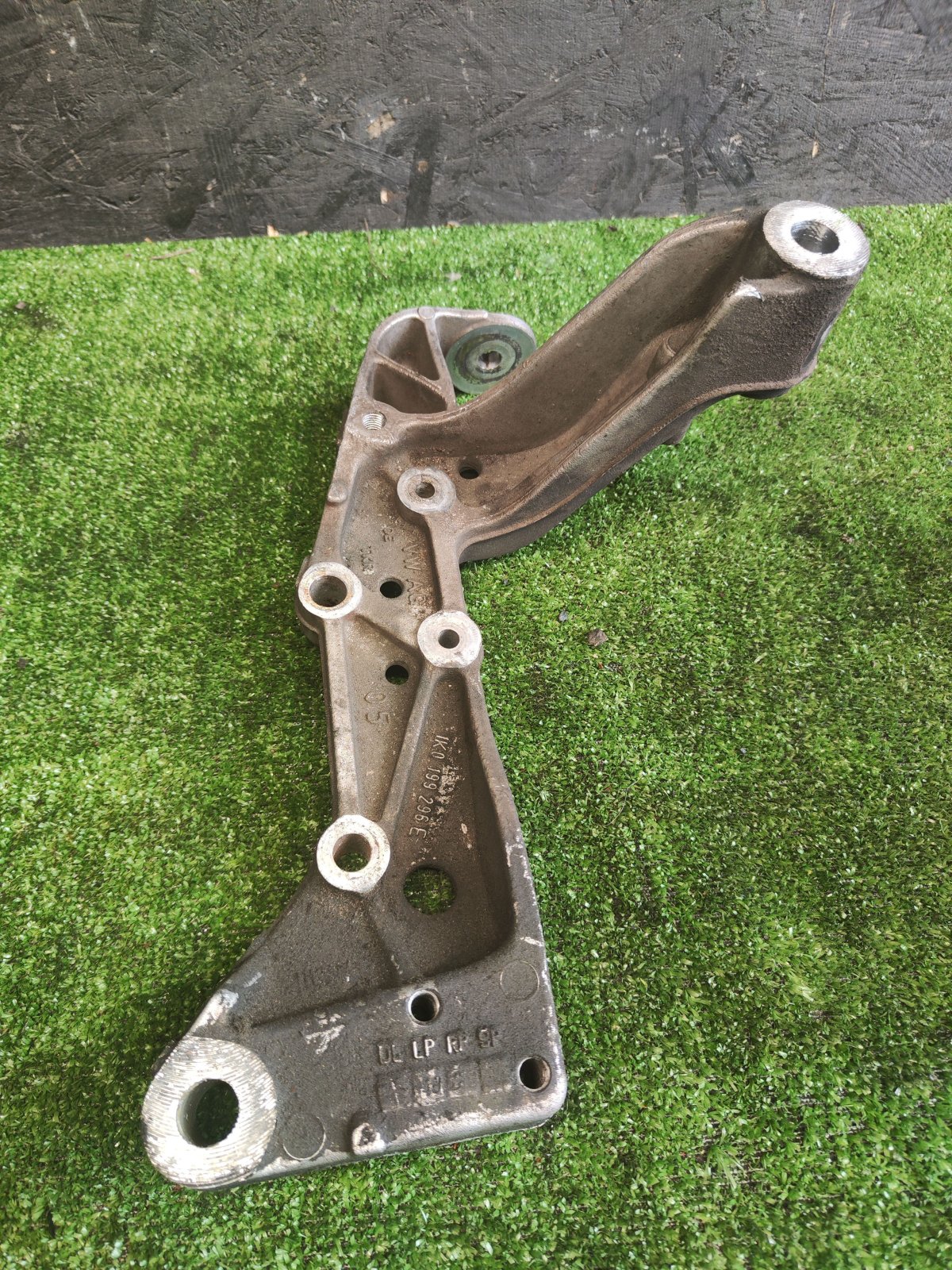 Важіль підвіски Volkswagen Touran I Рестайл (2010-2015) 1K0199295E