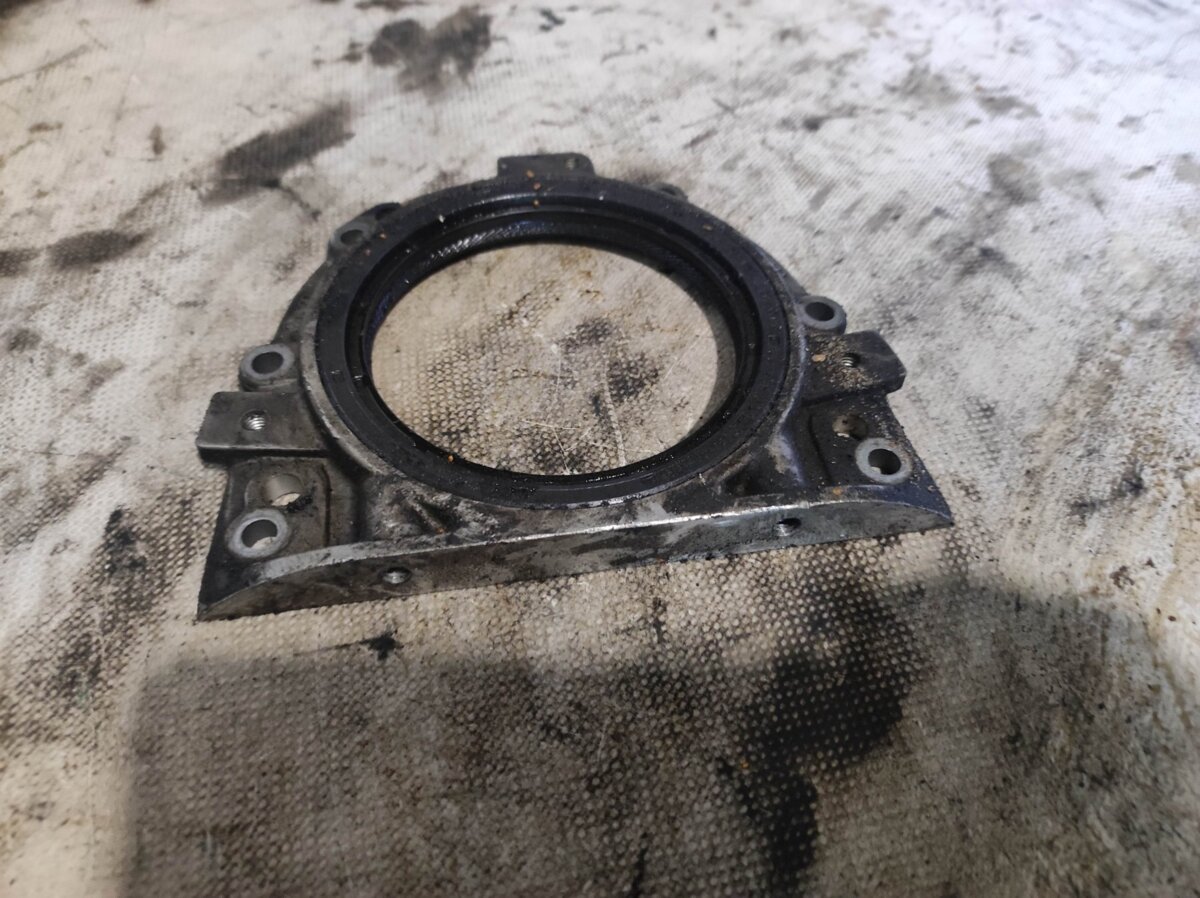 Сальник коленвала задній Volkswagen Transporter T4 (1990-2003) 053103173