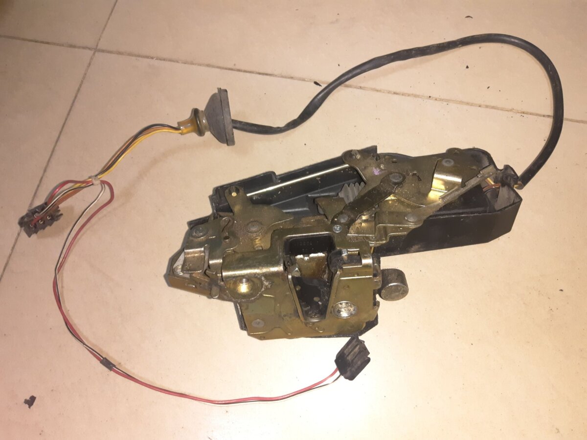 Дверний замок задній задний лівий volvo 850 седан Volvo 850 1992-1997 9152539